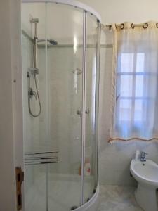 een badkamer met een douche en een wastafel bij B&B Baia Turchese in Porto Ottiolu
