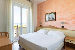 Postel nebo postele na pokoji v ubytování Hotel Palos