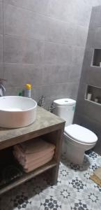 La salle de bains est pourvue d'un lavabo et de toilettes. dans l'établissement Nahililan Appartement, à Marrakech