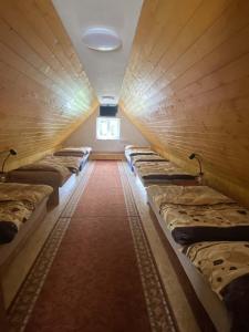 una fila de camas vacías en una habitación en Chalupa Juli en Velké Karlovice