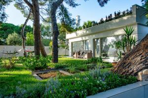 een tuin met bomen en een huis bij Casa Morgana in Giovinazzo