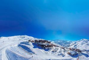 L'établissement Villages Clubs du Soleil - LES MENUIRES en hiver