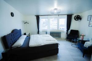 - une chambre avec un lit, une chaise et une fenêtre dans l'établissement Espenlaub, à Stuttgart