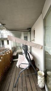 einen Stuhl auf einem Balkon mit einem Fenster in der Unterkunft Appartment mit großem Balkon im belgischen Viertel in Köln