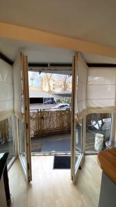 a room with two open doors to a balcony at Appartment mit großem Balkon im belgischen Viertel in Cologne