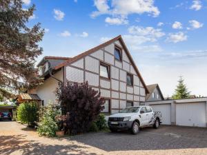 a white truck parked in front of a house at Große Wohnküche, Terrasse, Schlafzimmer am Steinhuder Meer, WLAN, Parkplatz, Fußbodenheizung, 70qm in Wunstorf