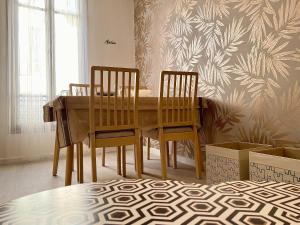 ein Esszimmer mit einem Tisch und 2 Stühlen in der Unterkunft Lovely & cozy duplex heart of Nice with bathtub! in Nizza