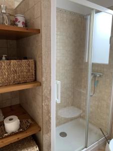 eine Dusche mit Glastür im Bad in der Unterkunft Apartamento con preciosa vista al mar y AA in Son Parc