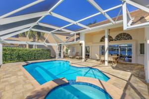 una piscina en el patio trasero de una casa con techo abierto en Waterfront home with spectacular view, pool and spa, en Marco Island