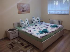 a small bedroom with a bed with blue pillows at Ferìenwohnung Mende 2 in Lübbenau
