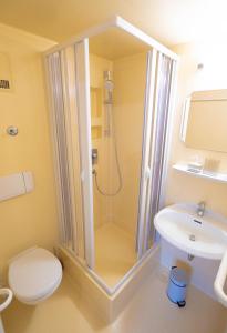 W łazience znajduje się prysznic, toaleta i umywalka. w obiekcie Espenlaub w Stuttgarcie
