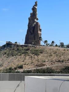 Une statue au sommet d'une colline avec dans l'établissement Jumeirah on the hills, Mamelles, à Dakar