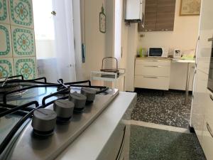 kuchnia z płytą kuchenną w kuchni w obiekcie Il cuore di Moneglia al mare MONEGLIA APARTMENTS w mieście Moneglia