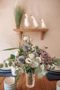 a vase filled with flowers on top of a table at _Ferienhaus Leutesdorf Rheinzeit 614 schönes Haus direkt am Rhein in Leutesdorf