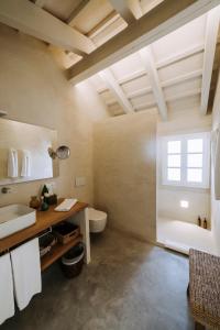een badkamer met een toilet, een wastafel en een bad bij Agroturismo Rafal Rubí in Alaior