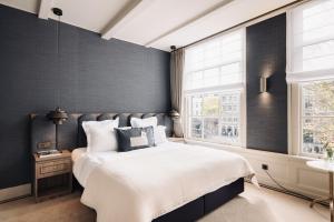 Un dormitorio con una cama grande y una ventana en Hotel 717 en Ámsterdam