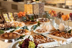 una mesa cubierta con muchos tipos diferentes de comida en Neo Hotel, en Bresso