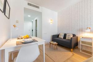 a living room with a desk and a couch at NEW Suite reformada con excelente ubicación in Seville