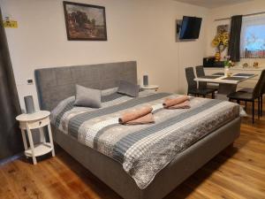 ein Schlafzimmer mit einem Bett mit zwei Kissen darauf in der Unterkunft Honey Apartment Lendava in Lendava