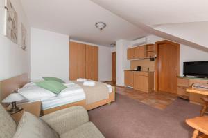 1 dormitorio con 1 cama y sala de estar en Apartments Tabor, en Naklo