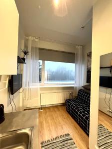 uma sala de estar com um sofá e uma janela em Savi Apartment 3 em Pärnu