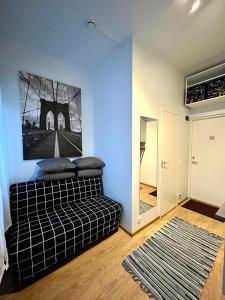 ein Wohnzimmer mit einem Sofa und einem Gemälde an der Wand in der Unterkunft Savi Apartment 3 in Pärnu