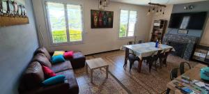 una sala de estar con un sofá y una mesa en Chez mamie, en Bassan