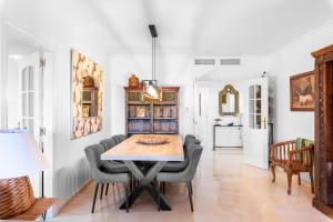 a dining room with a table and chairs at Los Lagos Golf II Charming 3 bedroom apartment in Marbella in Marbella