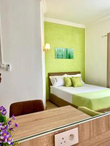 een slaapkamer met een bed en een tafel met een stoel bij Mont Oreb Villas (Pearl) in Flic-en-Flac