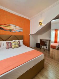 een hotelkamer met een bed en een bureau bij Mont Oreb Villas (Pearl) in Flic-en-Flac