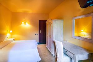 Postel nebo postele na pokoji v ubytování Hotel La Playa Blanca