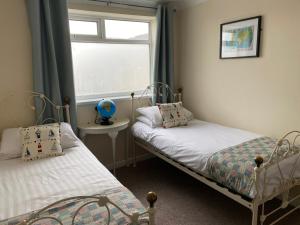 1 Schlafzimmer mit 2 Betten und einem Fenster in der Unterkunft The Hurstmere in Blackpool