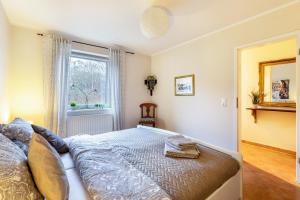 1 dormitorio con cama y ventana en Ferienwohnung an der Schlei en Fleckeby