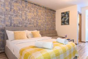 a bedroom with a bed and a couch at JAD - Luxury Studio - Soarelui 10 in Braşov