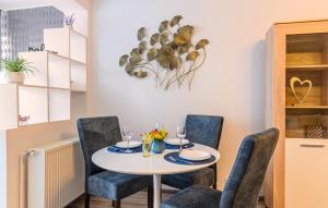 una sala da pranzo con tavolo e sedie di JAD - Luxury Studio - Soarelui 10 a Braşov