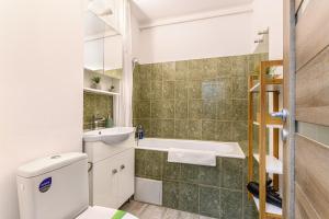 Baño pequeño con lavabo y aseo en JAD - Luxury Studio - Soarelui 10 en Brasov