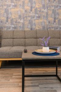 un soggiorno con divano e tavolo di JAD - Luxury Studio - Soarelui 10 a Braşov