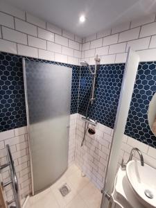 W łazience znajduje się prysznic i umywalka. w obiekcie Birkevang The Silo - Rural refuge w mieście Faxe