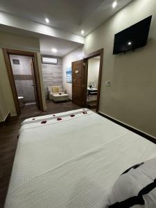 a large bed in a room with a flat screen tv at Hotel Monarca in Higuey