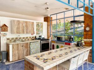 cocina con encimera en una habitación en Hermosa casa de campo con piscina y zonas de juego, en Villeta