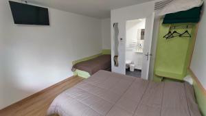um pequeno quarto com uma cama e um pequeno quarto com em Fasthotel Well Inn Mâcon sud - un hôtel FH Confort em Charnay-lès-Mâcon