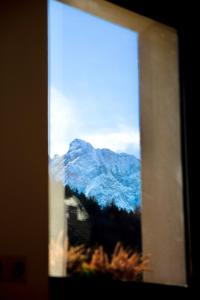 uma vista para uma montanha através de uma janela em Alpine Home - Rooms em Kranjska Gora