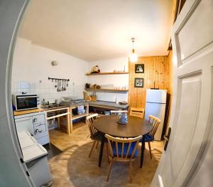 kuchnia i jadalnia ze stołem i krzesłami w obiekcie Alpine Home - Rooms w mieście Kranjska Gora
