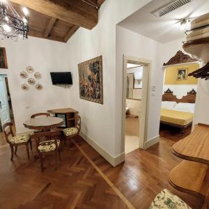 uma sala de estar com uma mesa e um quarto em Arpinelli Relais em Roma