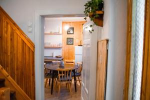 Alpine Home - Rooms في كراجسكا غورا: مطبخ وغرفة طعام مع طاولة وكراسي