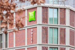 een groot bord aan de zijkant van een gebouw bij ibis Styles Bern City in Bern