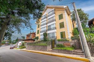 ein Gebäude am Straßenrand in der Unterkunft Rosa Edifício Giovani Pizetta in Gramado