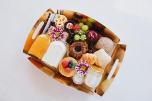 un panier rempli de différents types de denrées alimentaires dans l'établissement ORM Catedral & São Bento & Luiz Apartments, à Porto