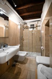 La salle de bains est pourvue d'un lavabo et d'une douche. dans l'établissement Residenze Romanae - Vicolo 22, à Rome