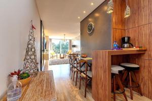 eine Küche mit Bar und einem Weihnachtsbaum in der Unterkunft Rosa Edifício Giovani Pizetta in Gramado